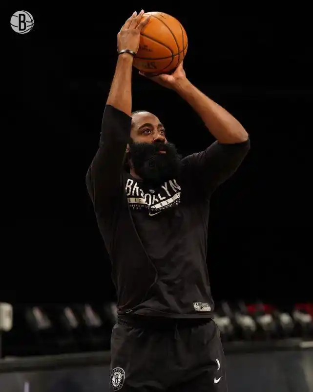 篮网在比赛日当天仍安排场地训练,哈登kd苦练投篮,纳什表情凝重