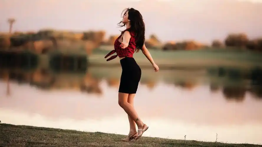 欧美短裙美女自由的跳舞桌面壁纸壁纸