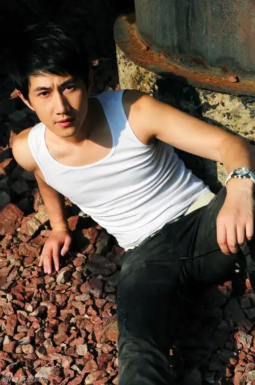 组图:何明翰紧身夏日装突显肌肉线条_高清图集_新浪网