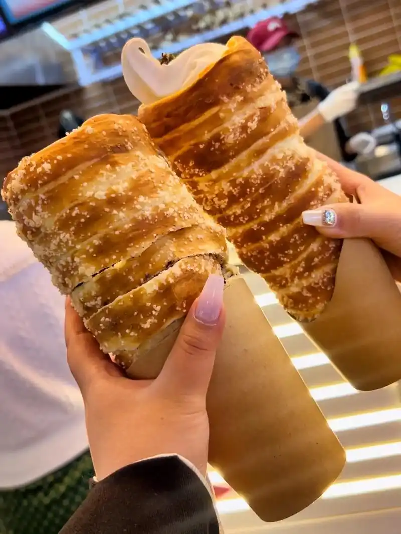 99城西区商业巷北边 烟囱面包只需9.9一个 - 抖音