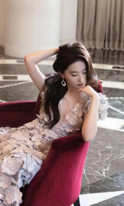 明星写真:刘亦菲绝美深v花瓣礼服长裙时尚照,雍容华贵气质优雅