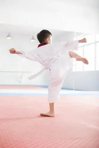 可爱的小男孩练习跆拳道