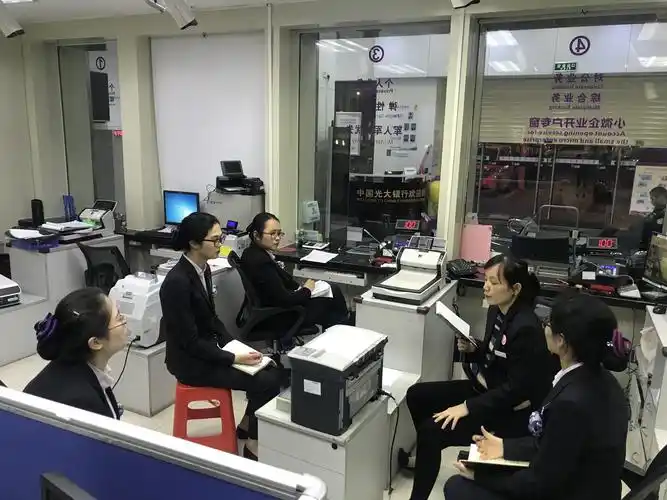 光大银行佛山顺德支行柜面简讯 写美篇班后时间,柜台经理带领全体柜员