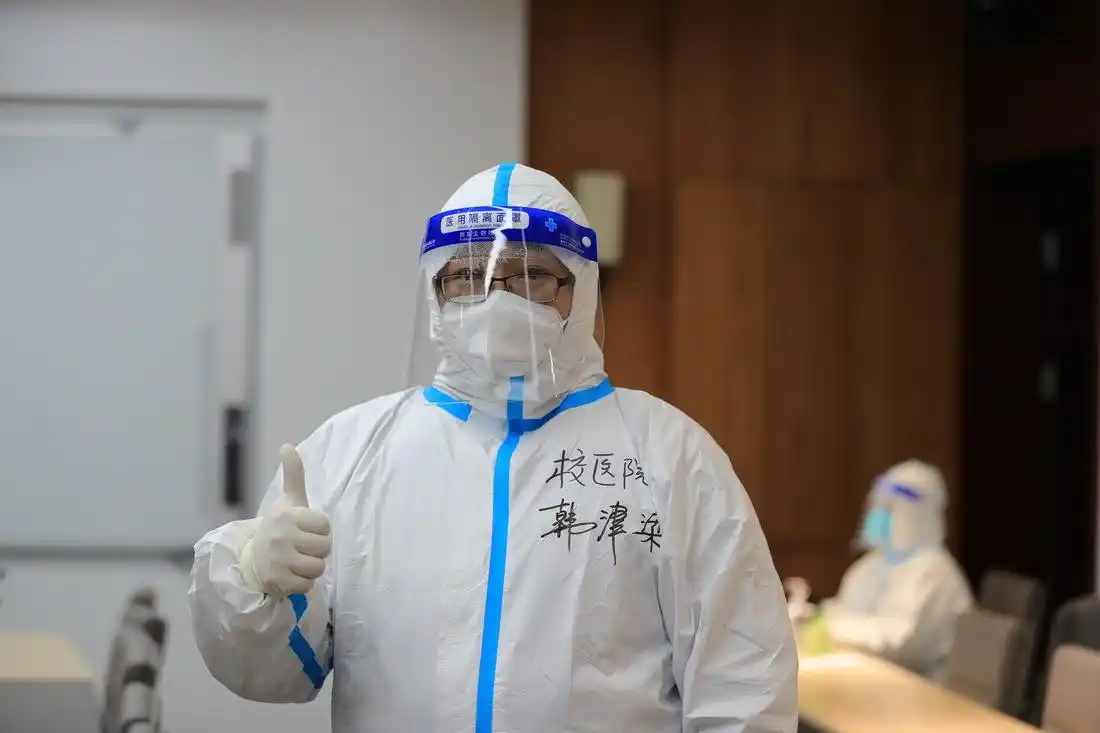 这是3月29日拍摄的身着防护服的韩津梁.新华社发(方卫东摄)