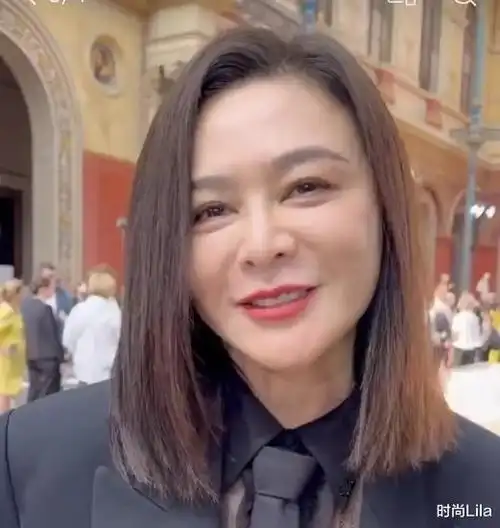 关之琳巴黎时装周女高西服展现61岁美腿脸颊圆嫩不输40岁