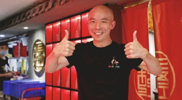 巴蜀笑星铁公鸡锅中煮着百味人生,筷尖夹着别样精彩.