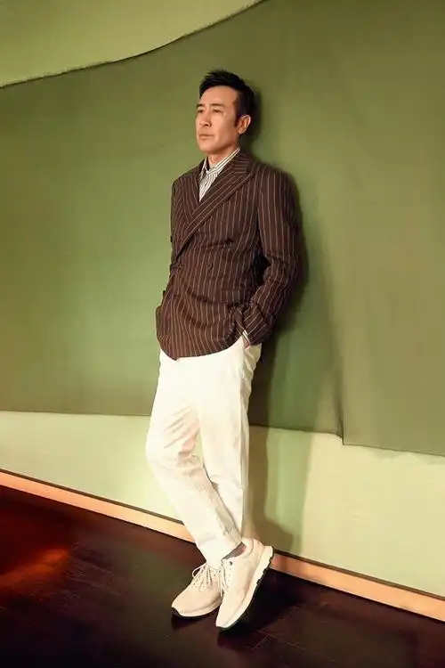 于和伟排队做核酸!穿夹克手插袋似鲜肉,51岁反戴棒球帽偶像包袱重