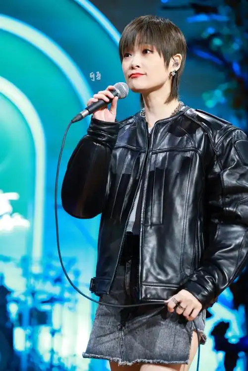 李宇春超话#开往春天新春演唱会##李宇春 ysl新年#麦架太束缚,摘下