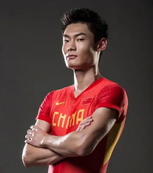 父亲张成是上世纪七八十年代我国最出色的撑杆跳高运动员,母亲也是