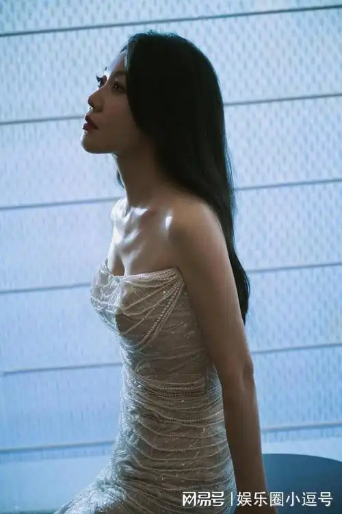 闫妮身穿抹胸开叉裙参加活动成熟女人魅力展露无遗十分养眼