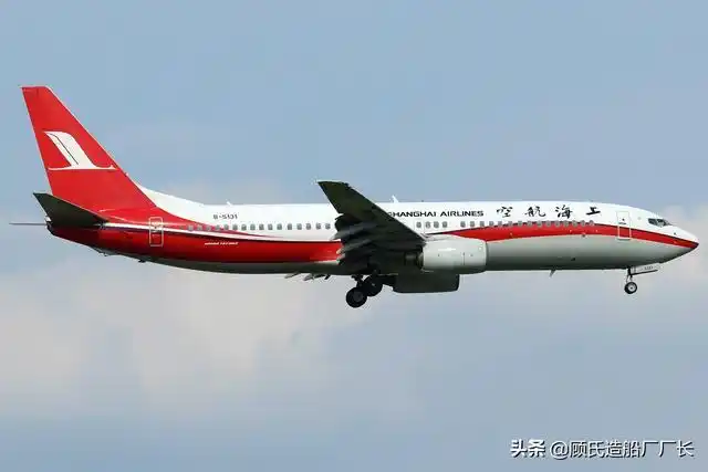 一架隶属于上海航空公司的波音737-800型客机从沈阳桃仙国际机场起飞