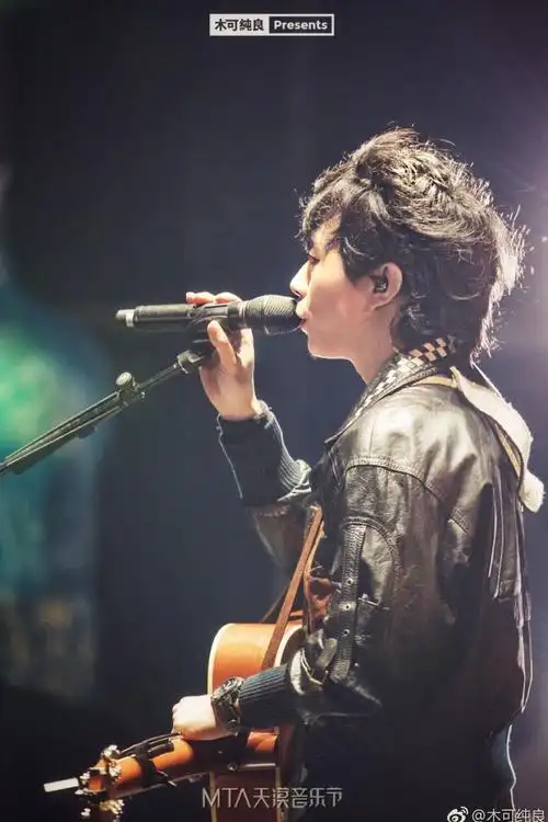 我走在鼓楼下面 路在堵着雨后的阳光散落,… - 堆糖,美图壁纸兴趣社区