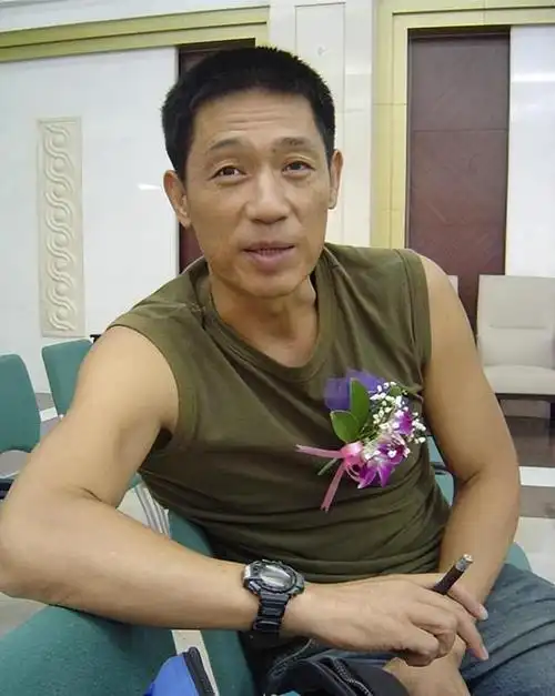 石凉是北京电视台《档案》的主持人,他有着多才多艺的人生经历.