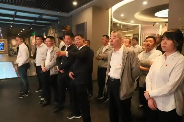 区,现场聆听讲解,观看实例资料和视频影像,在身临其境中接受党史教育