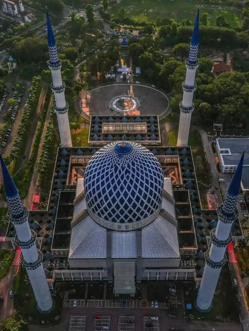 莎阿南清真寺位于马来西亚,铝制蓝色圆顶直径长达51.2米,高 - 抖音