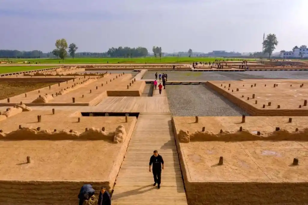 二里头遗址有夯土宫殿区,铸铜作坊区等.