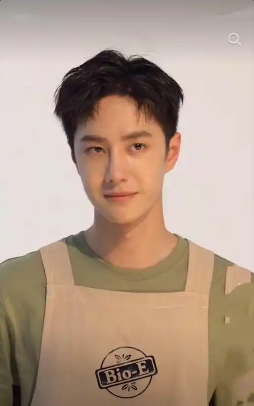 原创王一博拍广告被怼脸拍!离开滤镜和美颜,胡子和痘太明显