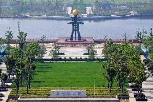 (凝秀湖中央公园实景图)占到了地利,当然自身的产品也得过硬,510小编