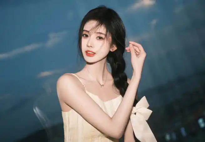 鞠婧祎穿粉裙露美腿娇俏可人 手拿甜甜圈卖萌——上海热线娱乐频道