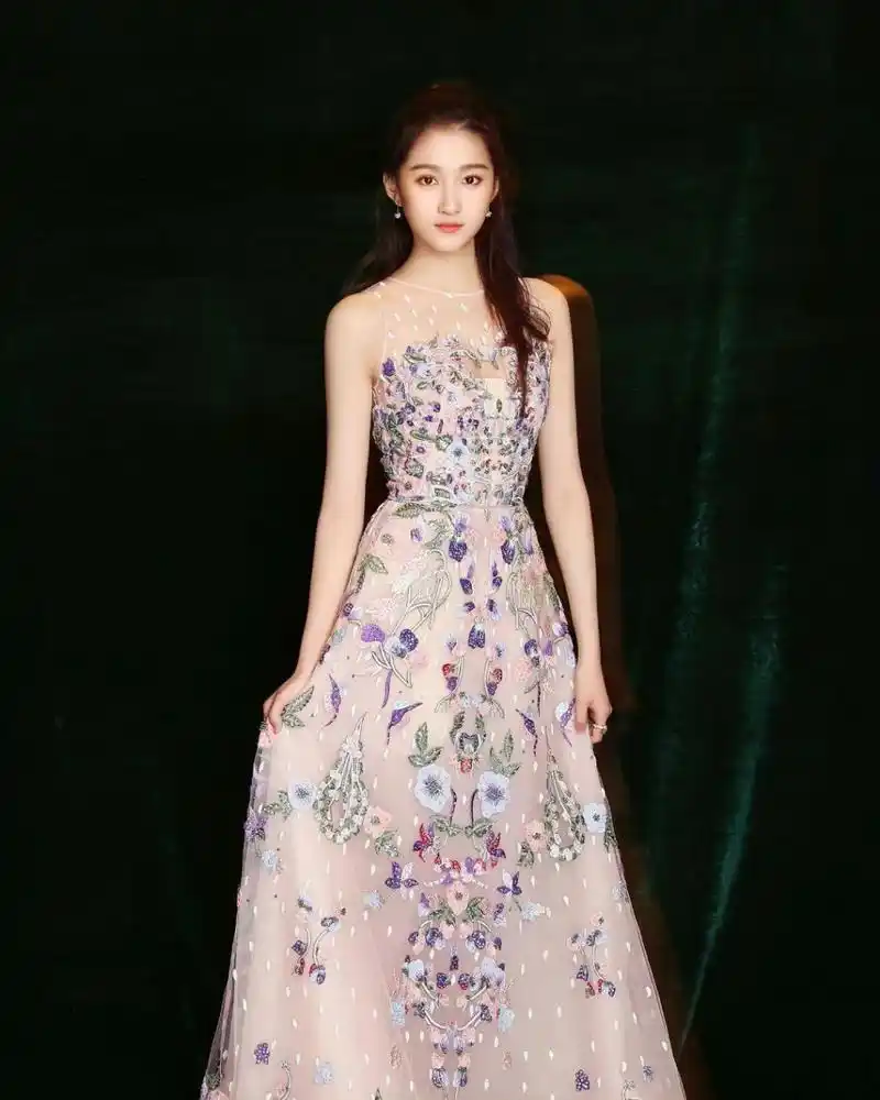 关晓彤# 一袭碎花连衣纱裙,清纯甜美的脸蛋儿,白皙水嫩的肌肤,婀娜