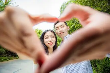 情侣比心摄影照片_情侣合影写真照