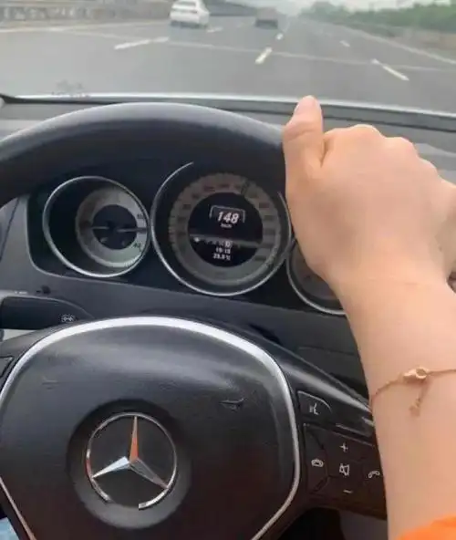 同时超越了一辆正在巡逻执勤的警车,并将超越警车的照片也一同拍下