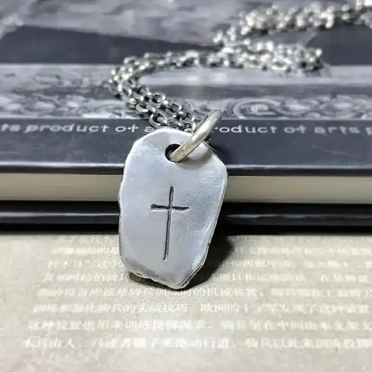 纯银十字架吊坠是神圣不可侵犯的标志