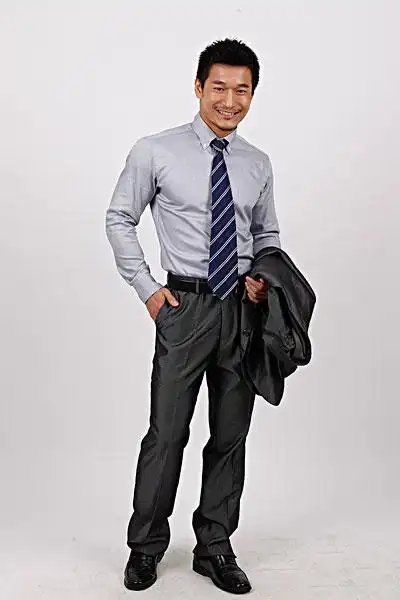 一个站立的商务男士