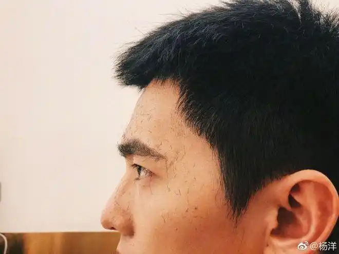 杨洋晒自拍寸头显硬朗气质和易烊千玺同款狗啃刘海不敌雷佳音