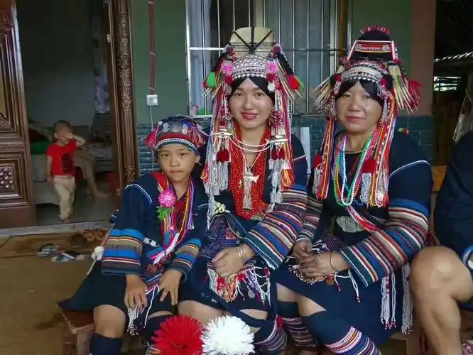 孟连哈尼族尖头阿卡人从少女到少妇的头饰区别