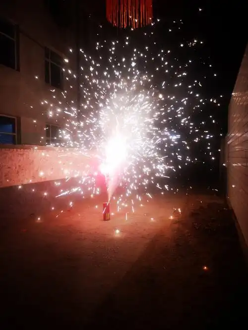 初一一到,就要放鞭炮,叫做"开门炮仗".