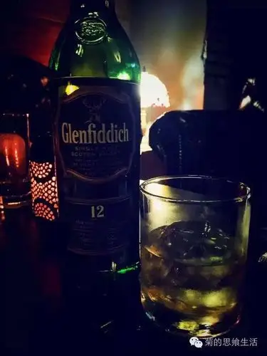 总觉得在玩主这样的地方,用故事下酒,喝威士忌,才是最适宜的搭配.