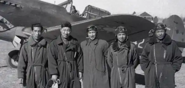 1938年,22岁飞行员陈怀民撞敌机舍身成仁,女友王璐璐投江殉情_空中