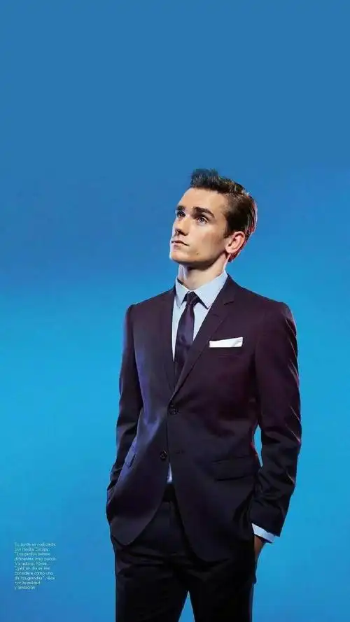 ▼说他是法国颜值担当应该没几个人有意见,人长得帅踢得又好,不吸粉都