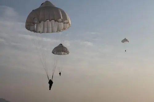 7 新兵好好学!空降兵进行示范跳伞