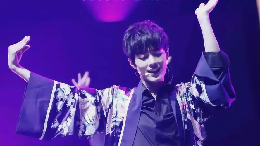 肖战现场秀舞蹈惹得粉丝尖叫连连妖娆起来真没女人什么事