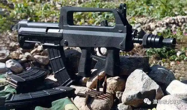 其中95枪族中的95短突更是主要枪械.95-1式突击步枪