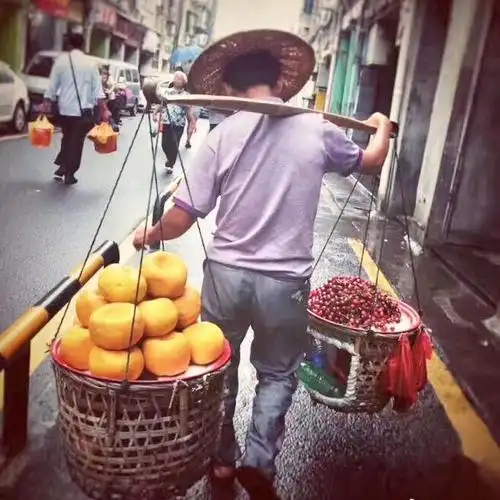 外面雨停了出来透透气遇见挑着担子卖水果的大叔一路走了那么久生活不
