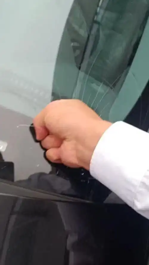 一拳打碎汽车前挡风玻璃,10年的武功不是白练的!