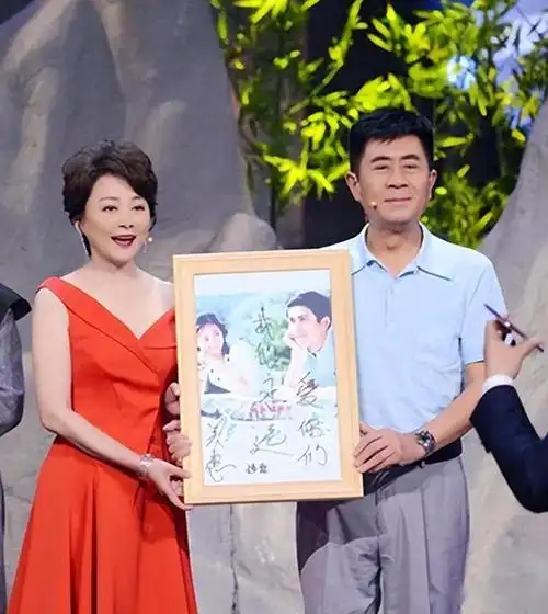 在《庐山恋》中,郭凯敏与张瑜之间的爱恋感动了很多人