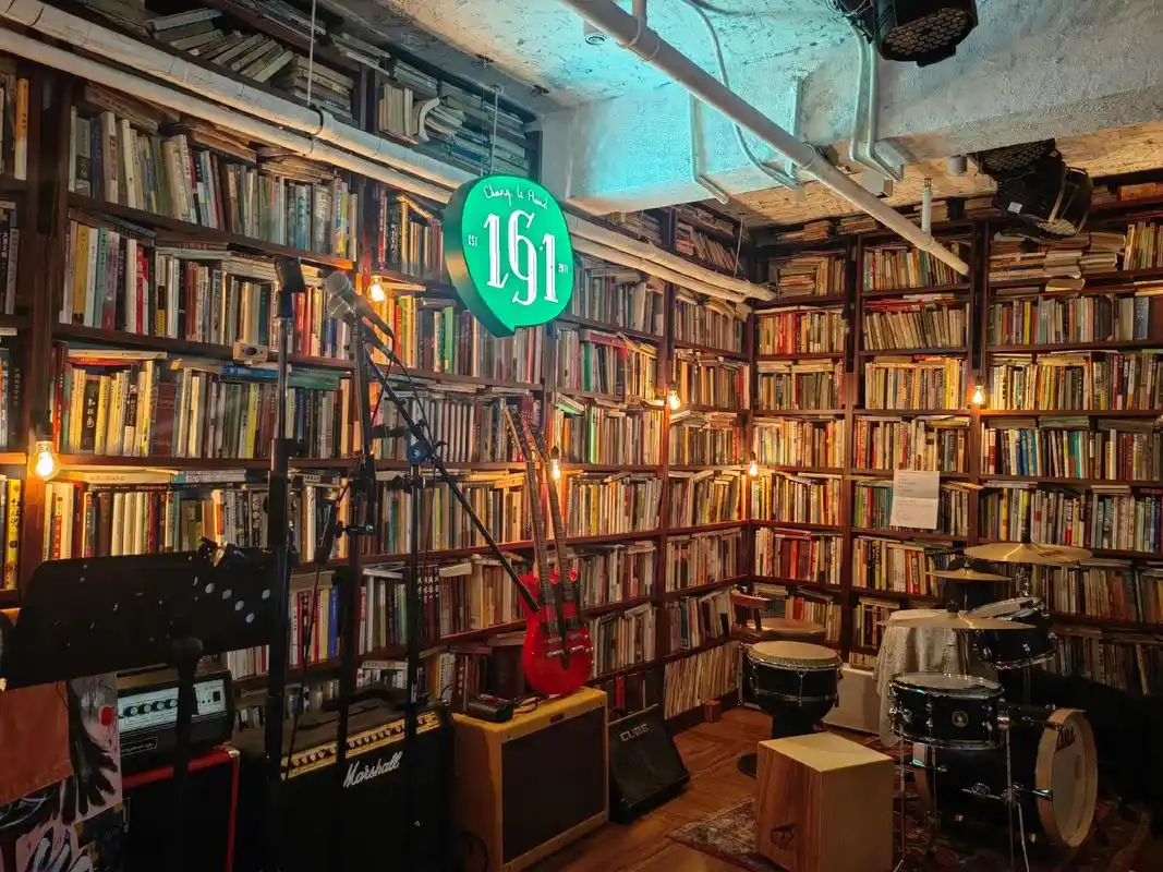 到了魔都,就是辗转在各种咖啡馆中,有沉淀的历史,有唯美的眼前 - 抖音