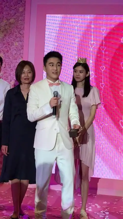 赌王儿子何猷君在自家商场求婚超模奚梦瑶-娱乐视频-搜狐视频