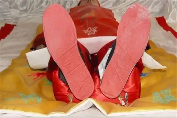 老人死后寿衣由谁穿上没有结婚的儿女不能靠近寿衣