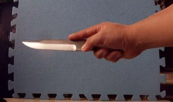 扔飞刀有技巧图解几种常见的飞刀握法