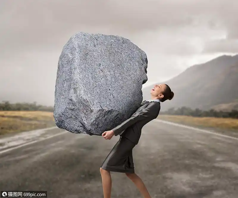 困难的压力下吸引力的女商人带着沉重的石头