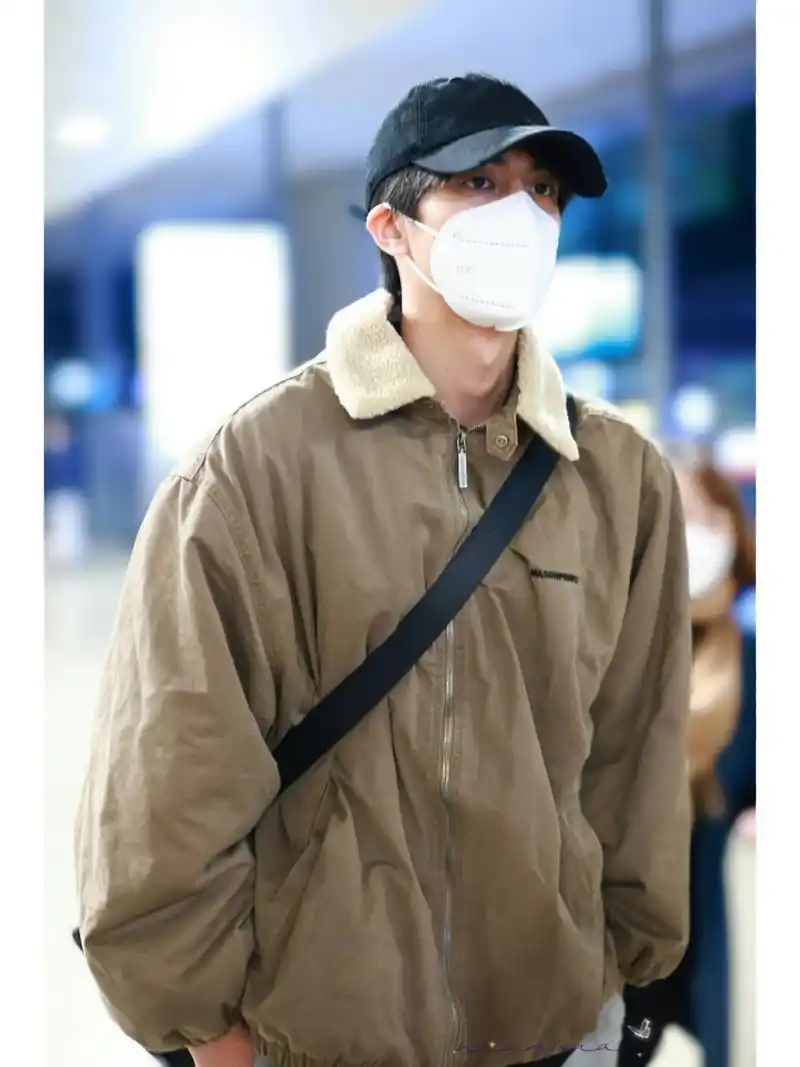 宋威龙今日机场穿搭,出场自带bgm的大帅哥 宋威龙今日机场穿搭,水洗