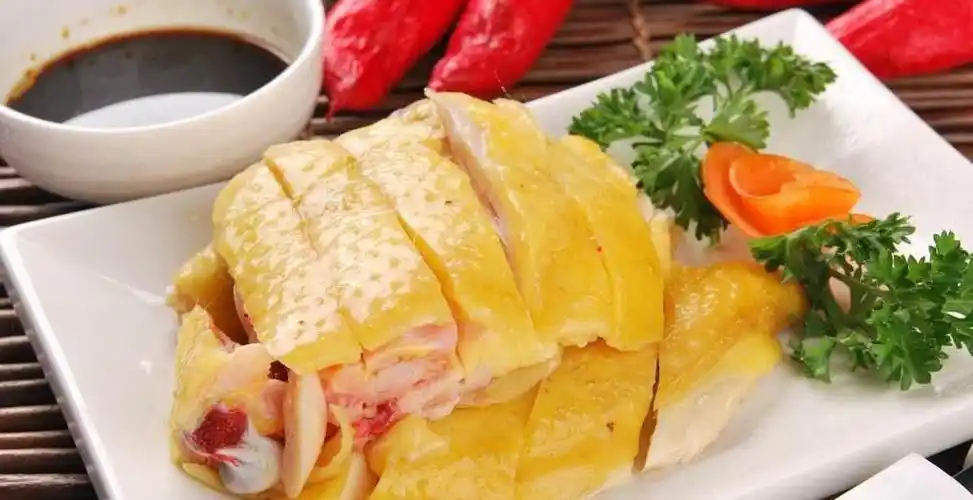 白切鸡是粤菜中的一道传统特色菜,你喜欢吃吗?