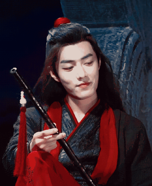 陈情令超话#肖战魏无羡#xz#肖战陈情令#    红发带,一支笛,一身黑衣