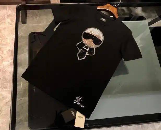 整体呈现出的质感非常顺滑,夏天穿起来无敌凉爽,老佛爷logo的烫钻标志