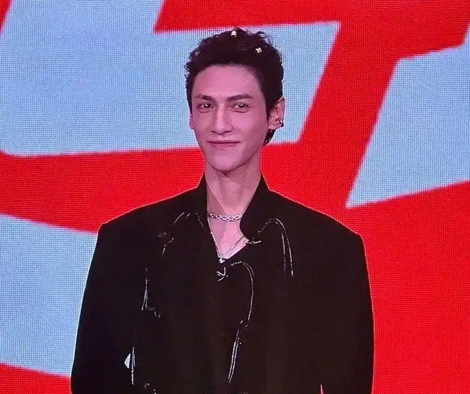 罗云熙怎么又瘦了啊,看起来真的没有精气神,帅哥还是增肥一下吧,润玉